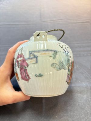 A Chinese famille rose covered teapot and a pair of Samson wall pocket vases, Tongzhi mark, 19th C. — foto 11