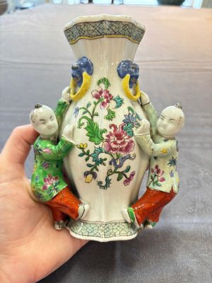 A Chinese famille rose covered teapot and a pair of Samson wall pocket vases, Tongzhi mark, 19th C. — foto 17