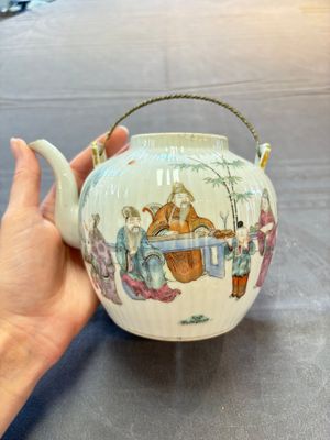 A Chinese famille rose covered teapot and a pair of Samson wall pocket vases, Tongzhi mark, 19th C. — foto 10