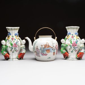 A Chinese famille rose covered teapot and a pair of Samson wall pocket vases, Tongzhi mark, 19th C. — foto 1