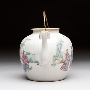 A Chinese famille rose covered teapot and a pair of Samson wall pocket vases, Tongzhi mark, 19th C. — foto 11