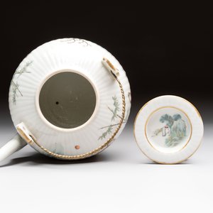 A Chinese famille rose covered teapot and a pair of Samson wall pocket vases, Tongzhi mark, 19th C. — foto 12
