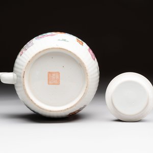 A Chinese famille rose covered teapot and a pair of Samson wall pocket vases, Tongzhi mark, 19th C. — foto 13