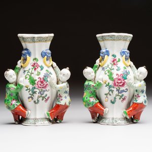 A Chinese famille rose covered teapot and a pair of Samson wall pocket vases, Tongzhi mark, 19th C. — foto 2