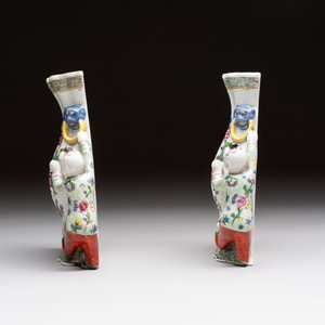 A Chinese famille rose covered teapot and a pair of Samson wall pocket vases, Tongzhi mark, 19th C. — foto 3
