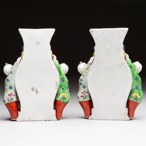 A Chinese famille rose covered teapot and a pair of Samson wall pocket vases, Tongzhi mark, 19th C. — foto 4