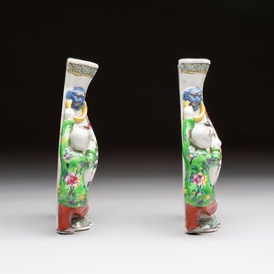 A Chinese famille rose covered teapot and a pair of Samson wall pocket vases, Tongzhi mark, 19th C. — foto 5