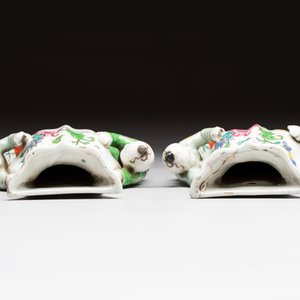 A Chinese famille rose covered teapot and a pair of Samson wall pocket vases, Tongzhi mark, 19th C. — foto 6