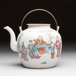 A Chinese famille rose covered teapot and a pair of Samson wall pocket vases, Tongzhi mark, 19th C. — foto 8