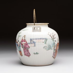 A Chinese famille rose covered teapot and a pair of Samson wall pocket vases, Tongzhi mark, 19th C. — foto 9
