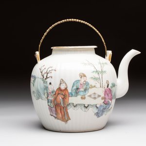 A Chinese famille rose covered teapot and a pair of Samson wall pocket vases, Tongzhi mark, 19th C. — foto 10