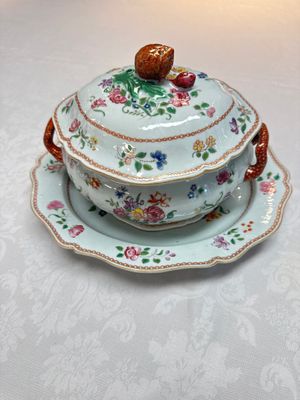 A Chinese famille rose covered tureen and stand with floral design, Qianlong — photo 1