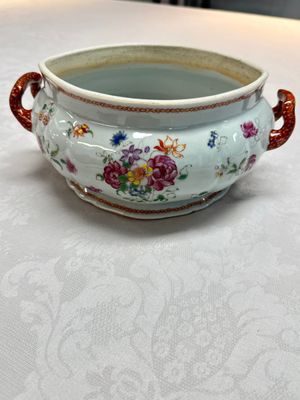 A Chinese famille rose covered tureen and stand with floral design, Qianlong — photo 11
