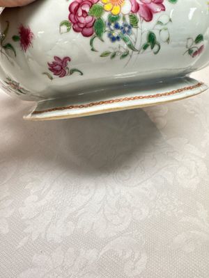 A Chinese famille rose covered tureen and stand with floral design, Qianlong — photo 17