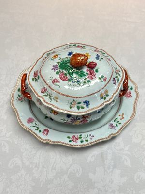 A Chinese famille rose covered tureen and stand with floral design, Qianlong — photo 2