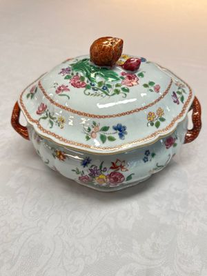 A Chinese famille rose covered tureen and stand with floral design, Qianlong — photo 3