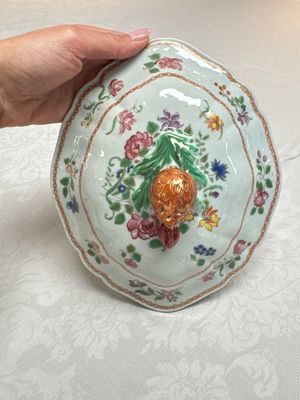 A Chinese famille rose covered tureen and stand with floral design, Qianlong — photo 4