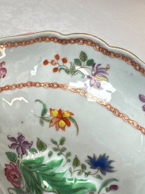 A Chinese famille rose covered tureen and stand with floral design, Qianlong — photo 6