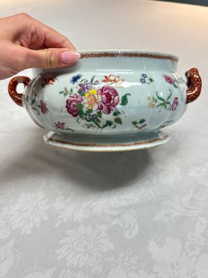 A Chinese famille rose covered tureen and stand with floral design, Qianlong — photo 9