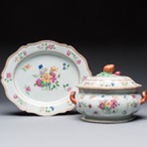 A Chinese famille rose covered tureen and stand with floral design, Qianlong — photo 1