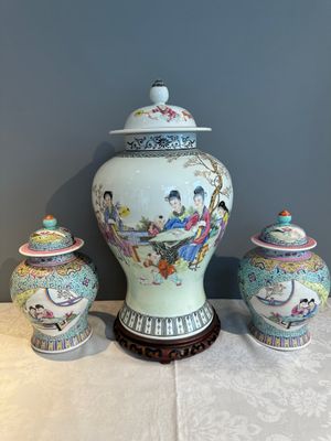 A Chinese famille rose covered vase and a pair of small covered vases, Qianlong mark, 20th C. — foto 1