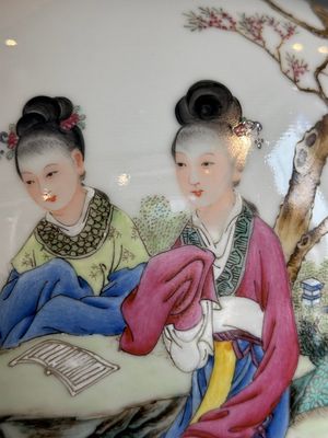 A Chinese famille rose covered vase and a pair of small covered vases, Qianlong mark, 20th C. — foto 12