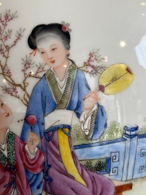 A Chinese famille rose covered vase and a pair of small covered vases, Qianlong mark, 20th C. — foto 15