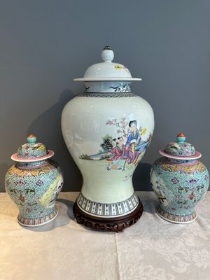A Chinese famille rose covered vase and a pair of small covered vases, Qianlong mark, 20th C. — foto 2