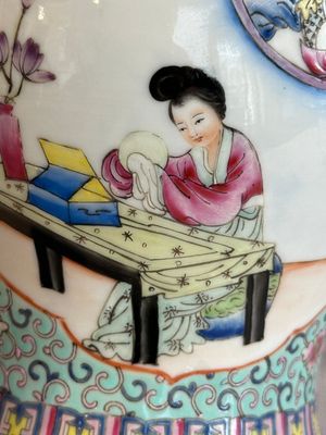 A Chinese famille rose covered vase and a pair of small covered vases, Qianlong mark, 20th C. — foto 29