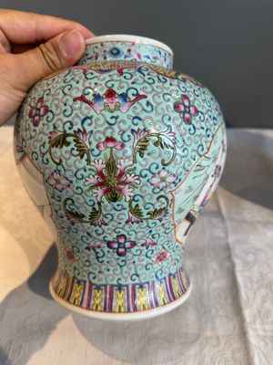 A Chinese famille rose covered vase and a pair of small covered vases, Qianlong mark, 20th C. — foto 30