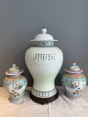 A Chinese famille rose covered vase and a pair of small covered vases, Qianlong mark, 20th C. — foto 3