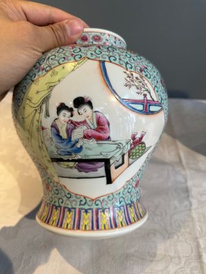 A Chinese famille rose covered vase and a pair of small covered vases, Qianlong mark, 20th C. — foto 31