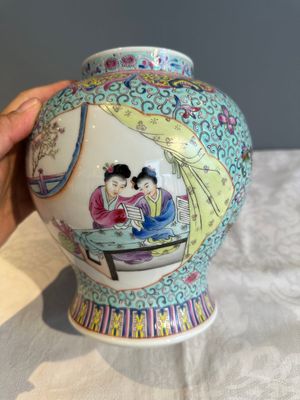 A Chinese famille rose covered vase and a pair of small covered vases, Qianlong mark, 20th C. — foto 39