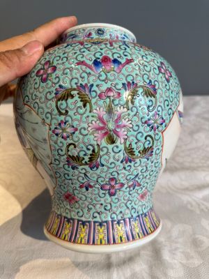 A Chinese famille rose covered vase and a pair of small covered vases, Qianlong mark, 20th C. — foto 40