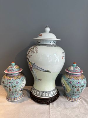 A Chinese famille rose covered vase and a pair of small covered vases, Qianlong mark, 20th C. — foto 4