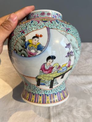 A Chinese famille rose covered vase and a pair of small covered vases, Qianlong mark, 20th C. — foto 41