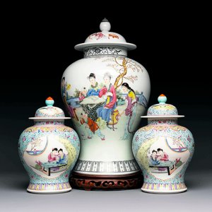 A Chinese famille rose covered vase and a pair of small covered vases, Qianlong mark, 20th C. — foto 1