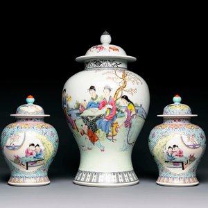 A Chinese famille rose covered vase and a pair of small covered vases, Qianlong mark, 20th C. — foto 2