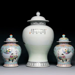 A Chinese famille rose covered vase and a pair of small covered vases, Qianlong mark, 20th C. — foto 3