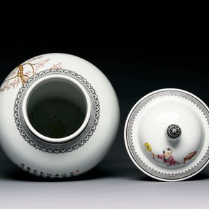 A Chinese famille rose covered vase and a pair of small covered vases, Qianlong mark, 20th C. — foto 4