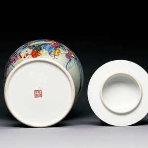 A Chinese famille rose covered vase and a pair of small covered vases, Qianlong mark, 20th C. — foto 5