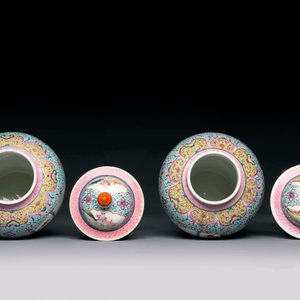 A Chinese famille rose covered vase and a pair of small covered vases, Qianlong mark, 20th C. — foto 6
