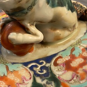 A Chinese famille rose covered vase and a vase with birds and peaches, 19/20th C. — photo 11