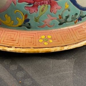 A Chinese famille rose covered vase and a vase with birds and peaches, 19/20th C. — photo 16