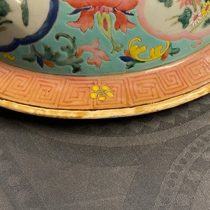A Chinese famille rose covered vase and a vase with birds and peaches, 19/20th C. — photo 18