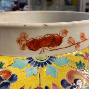 A Chinese famille rose covered vase and a vase with birds and peaches, 19/20th C. — photo 22