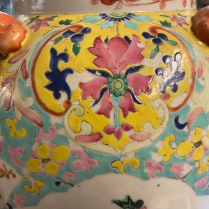 A Chinese famille rose covered vase and a vase with birds and peaches, 19/20th C. — photo 23