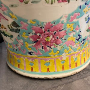 A Chinese famille rose covered vase and a vase with birds and peaches, 19/20th C. — photo 25