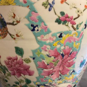 A Chinese famille rose covered vase and a vase with birds and peaches, 19/20th C. — photo 29