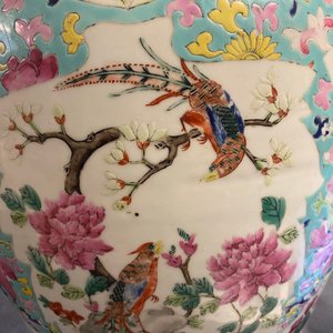 A Chinese famille rose covered vase and a vase with birds and peaches, 19/20th C. — photo 31